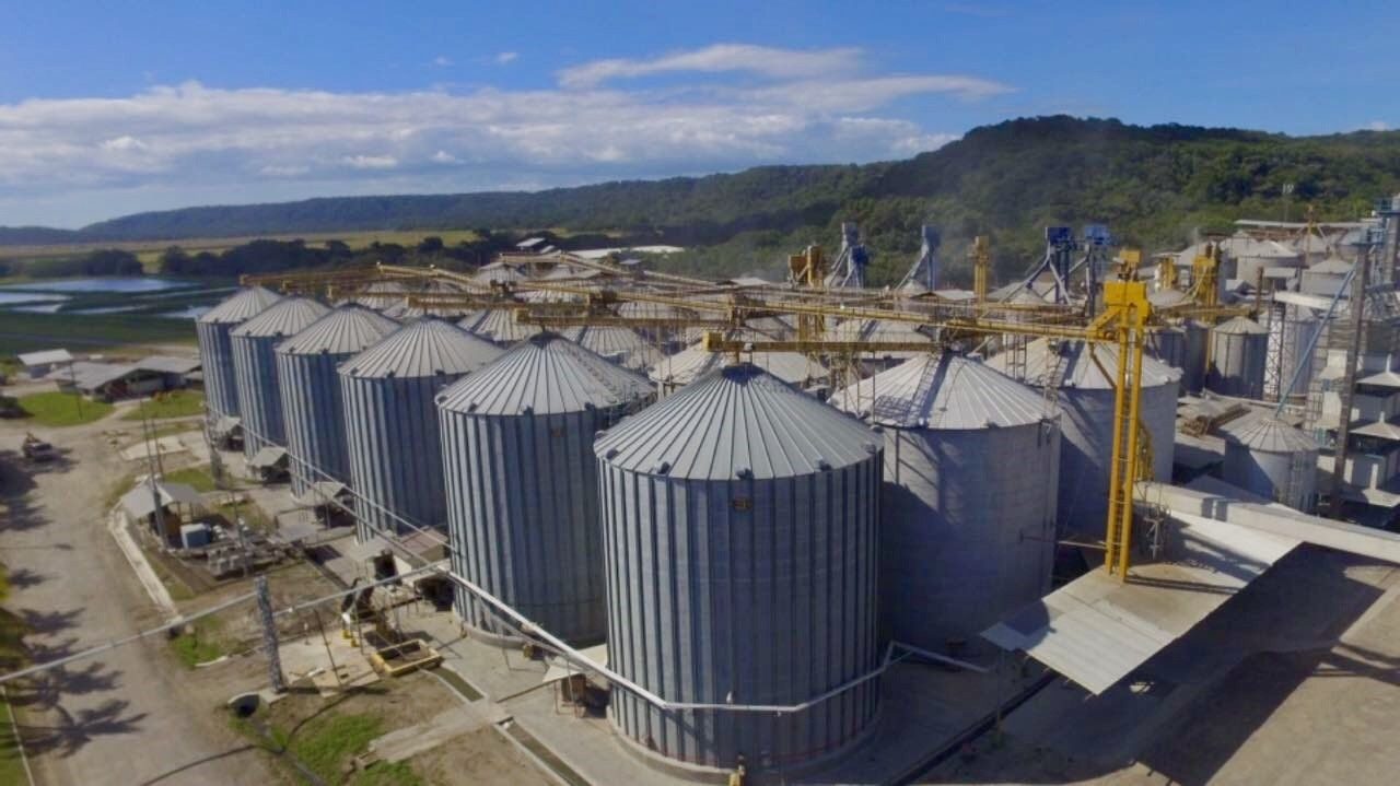 Silos e instalaciones industriales de El Pelón de la Bajura